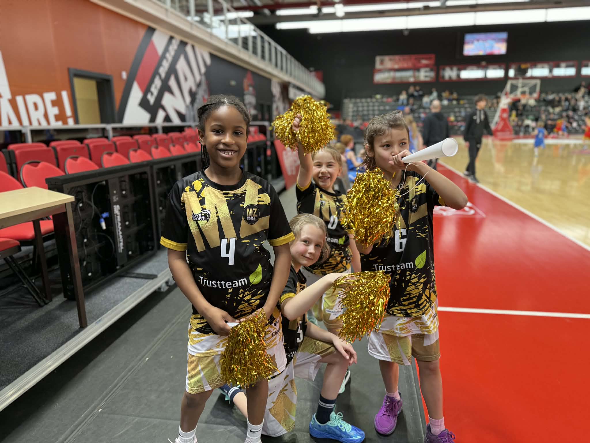 Les cheerleaders prêtes à mettre le feu — le soutien, ça compte !