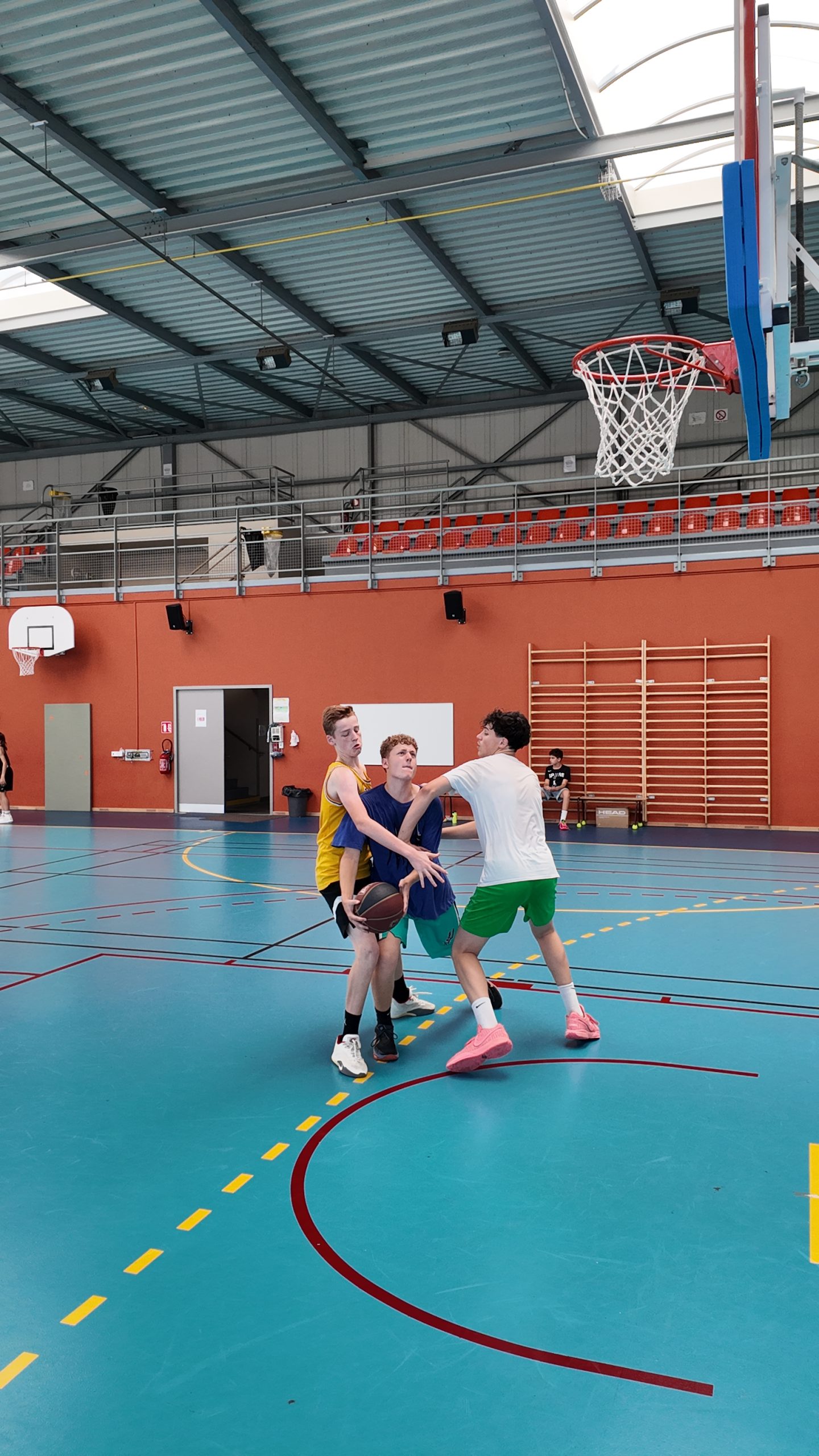 Opposition chez les grands - Stage vacances MZ Basket Performance